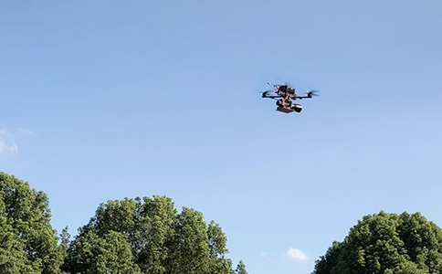 捕穿越機硬控小黑飛