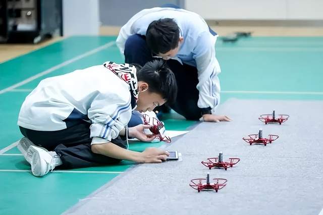 中小學(xué)生假期至 無人機培訓(xùn)受關(guān)注(圖1)