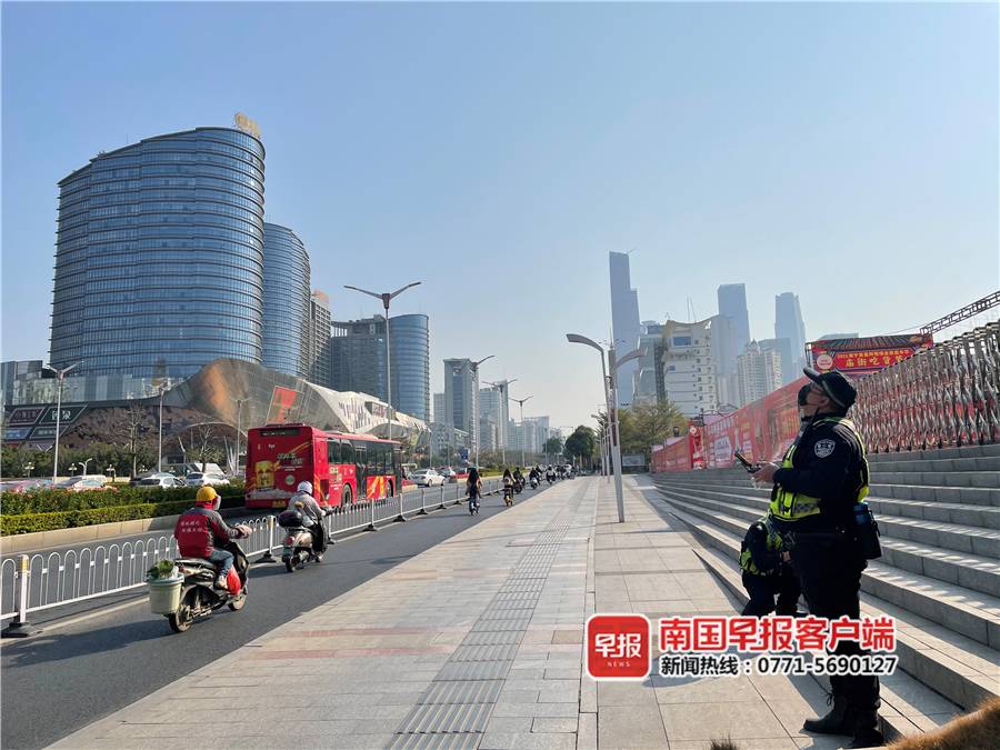 南寧交警出動(dòng)無人機(jī),1個(gè)小時(shí)抓拍多輛違法車輛(圖1)